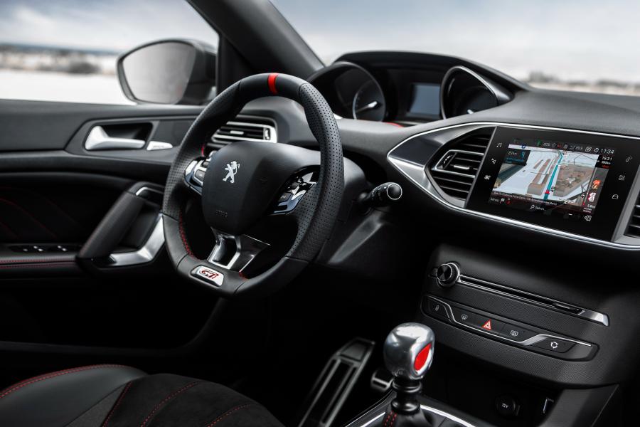 Интерьер Peugeot 308 GTi 2017 года  (WW) (фото 9 из 50)